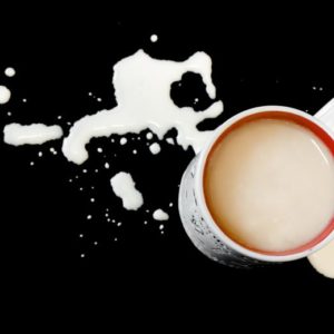 taza con contenido derramado