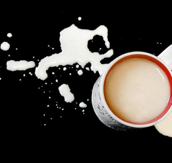 taza con contenido derramado
