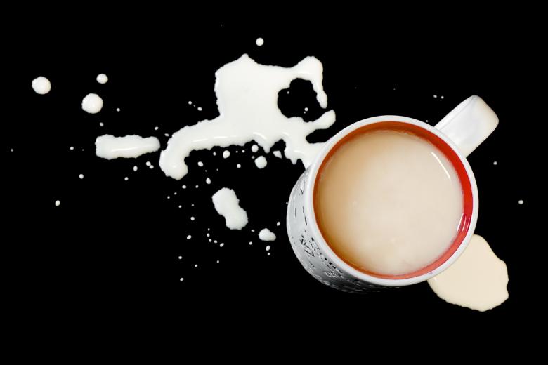 taza con contenido derramado