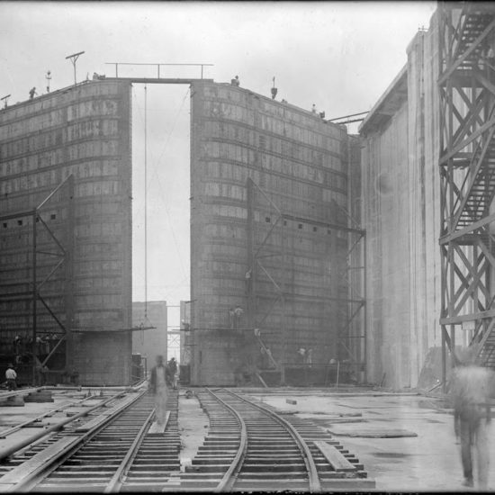 Construcción esclusa canal de Panama