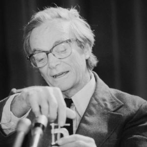 Richard P. Feynman durante la rueda de prensa de la comisión rogers