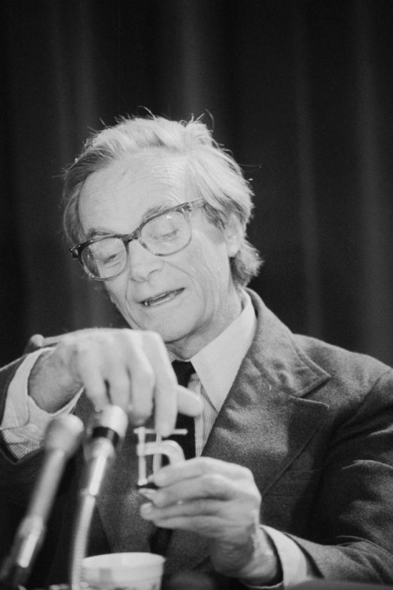 Richard P. Feynman durante la rueda de prensa de la comisión rogers