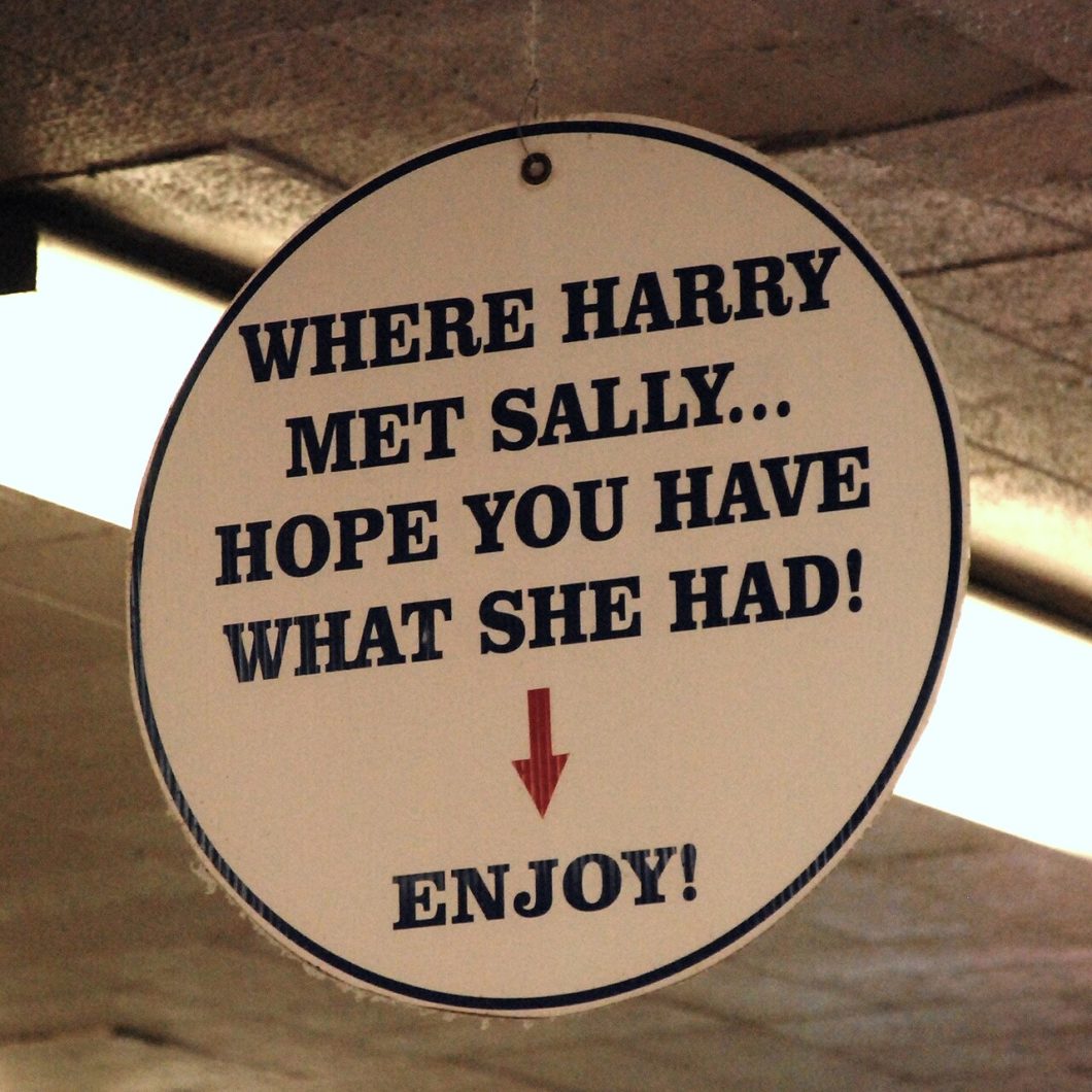 Cartel en Katz Deli señalando la mesa en la que se grabó la icónica escena.