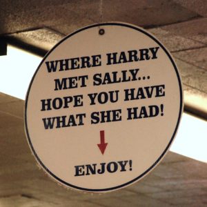 Cartel en Katz Deli señalando la mesa en la que se grabó la icónica escena.