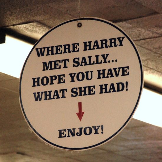 Cartel en Katz Deli señalando la mesa en la que se grabó la icónica escena.